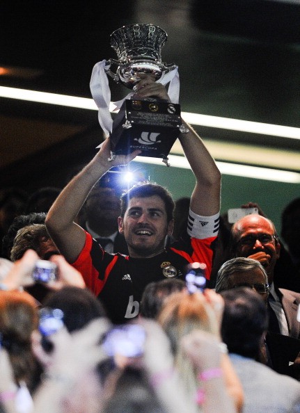 Casillas nâng cúp vô địch...